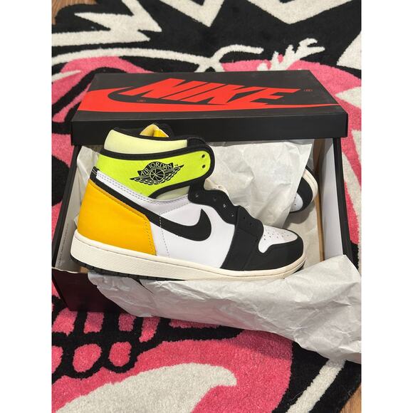 Jordan 1 Retro High White Black Volt University Gold 7Y GS - Picture 8 of 11